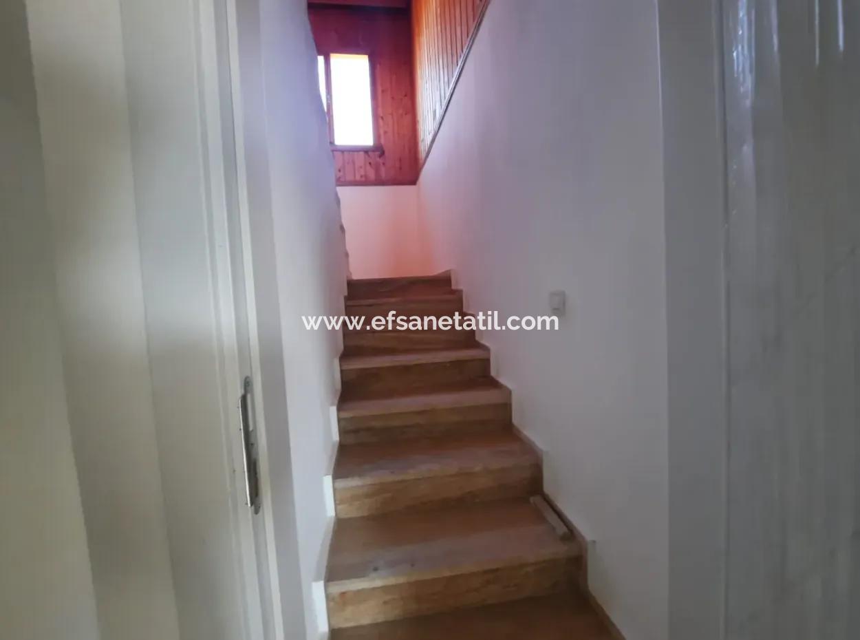 Köyceğizde Göle Yakın Yüzme Havuzlu 7+1 Müstakil Tripleks Satılık