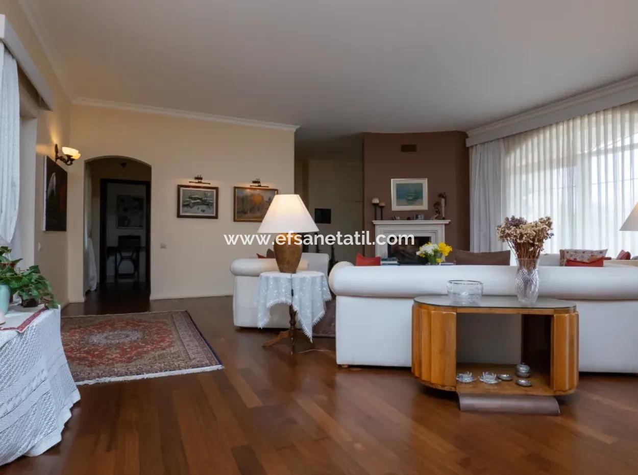 İstanbul Zekeriyaköyde Satılık 2300 M2 Arsada  7+1 Müstakil Lüks Ev