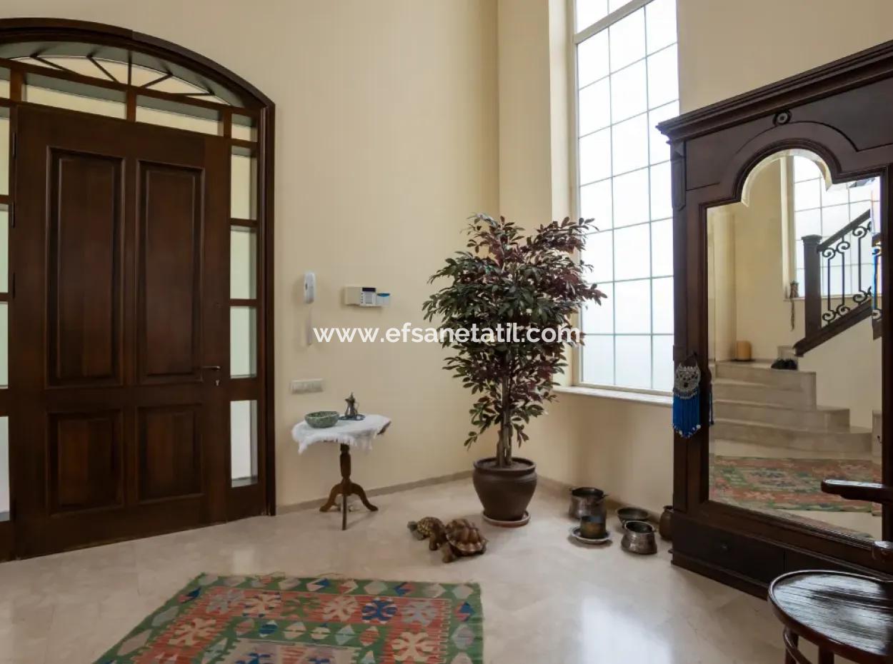 İstanbul Zekeriyaköyde Satılık 2300 M2 Arsada  7+1 Müstakil Lüks Ev