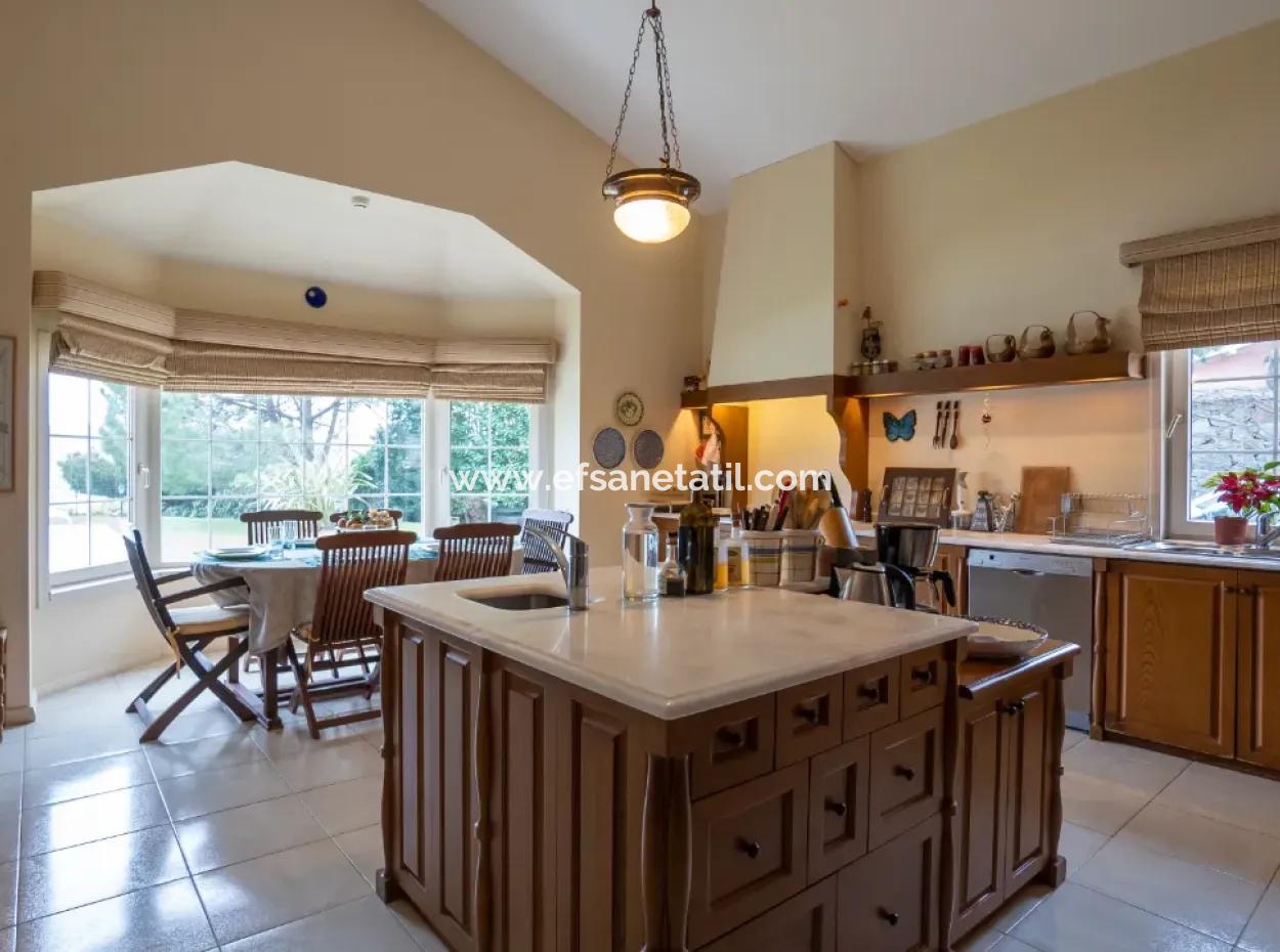 İstanbul Zekeriyaköyde Satılık 2300 M2 Arsada  7+1 Müstakil Lüks Ev