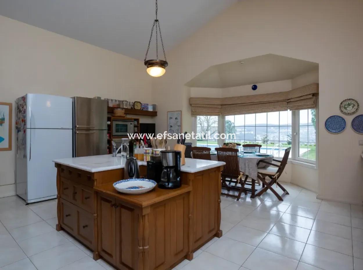 İstanbul Zekeriyaköyde Satılık 2300 M2 Arsada  7+1 Müstakil Lüks Ev